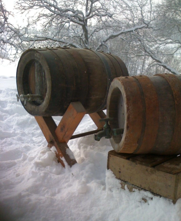 Tonneau de chèvre en bois utilisé traditionnellement avant l'invention de Crazy Goat